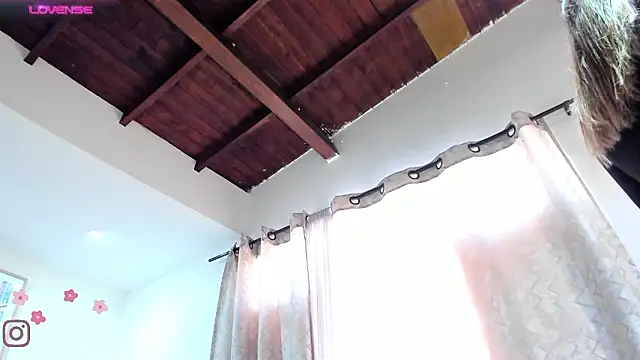  AlejaCruz  online show from February 26, 2026, 6:18 pm