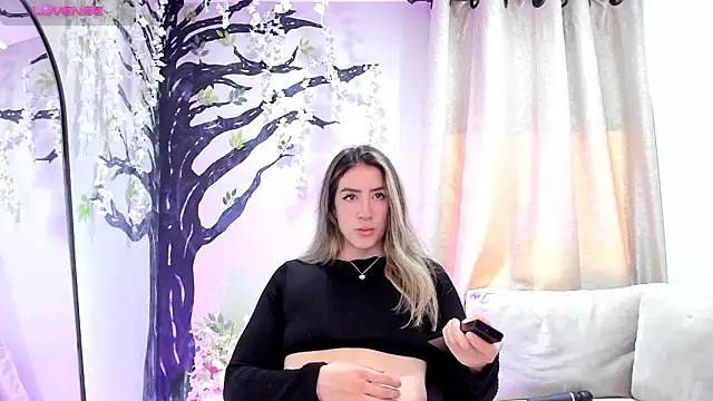  AlejaCruz  online show from February 28, 2026, 7:37 pm