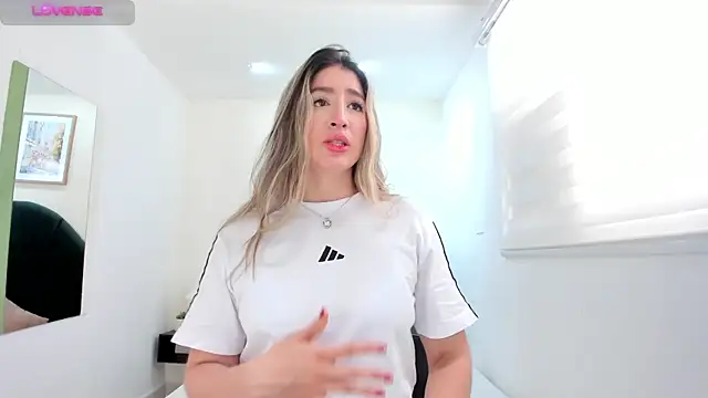 Snapshot of _AlejaCruz_ chatting on May 3, 2026, 5:41 pm AlejaCruz online show from May 3, 2026, 5:41 pm