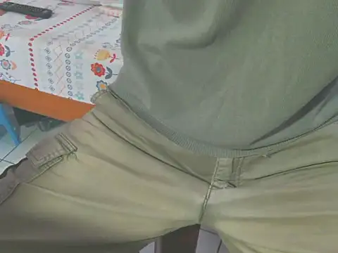 triangle0623 online show from November 6, 2025, 8:04 am