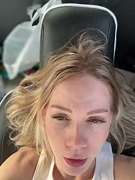 Snapshot of LavenderHot chatting on March 2, 2025, 4:39 am LavenderHot online show from March 2, 2025, 4:39 am