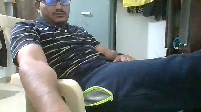 Snapshot of naughtymike0007 chatting on January 6, 2025, 4:44 pm naughtymike0007 online show from January 6, 2025, 4:44 pm