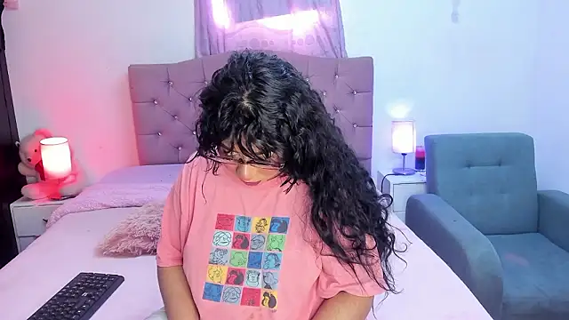 Latinabombsheell online show from February 9, 2026, 7:18 pm