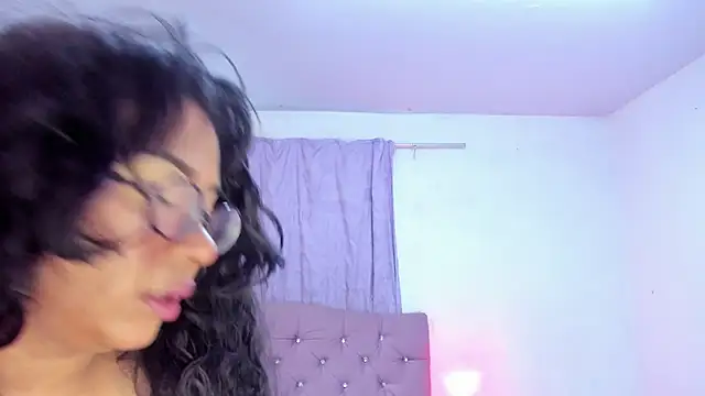 Snapshot of Latinabombsheell chatting on July 1, 2026, 6:37 am Latinabombsheell online show from July 1, 2026, 6:37 am