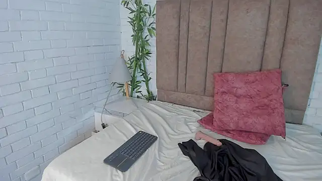 saracorraless online show from January 15, 2025, 12:41 am