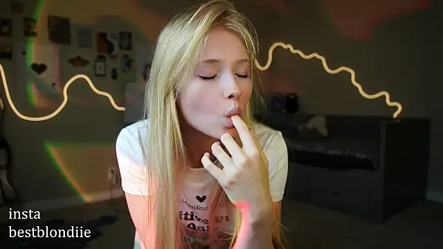 Snapshot of bestblonde chatting on January 26, 2025, 8:34 pm bestblonde online show from January 26, 2025, 8:34 pm