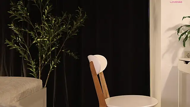 AnnittaStar online show from February 2, 2026, 4:44 am