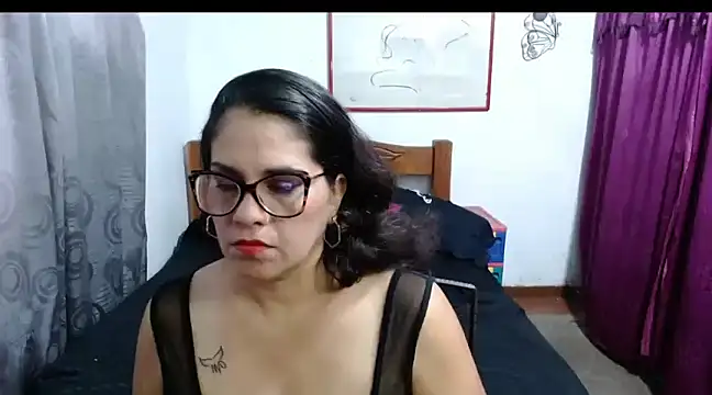 Mistresskloe01 online show from December 16, 2024, 1:11 pm