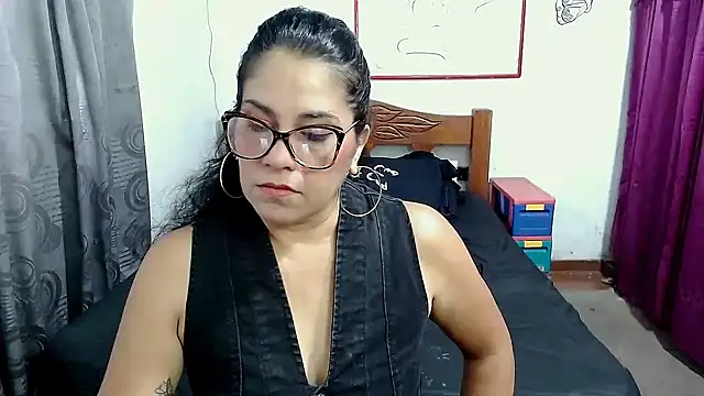 Mistresskloe01 online show from September 12, 2025, 12:27 pm