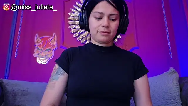 Julieta Russell online show from May 19, 2026, 12:11 pm