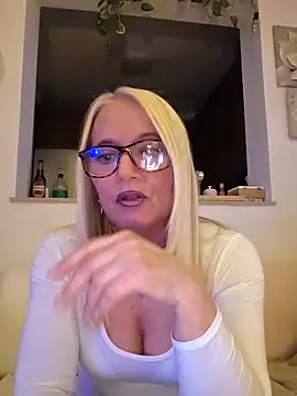 kikkastar online show from February 14, 2025, 8:15 pm