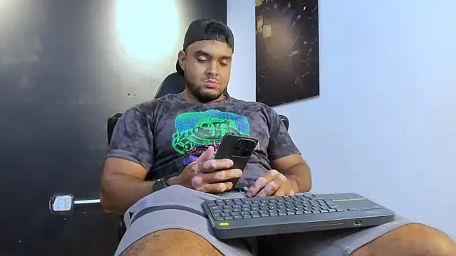 Big furry bear13 online show from May 15, 2026, 6:31 am