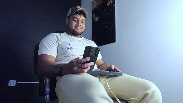 Big furry bear13 online show from May 22, 2026, 1:06 pm