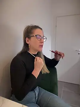 HotXMom online show from January 4, 2025, 4:23 am