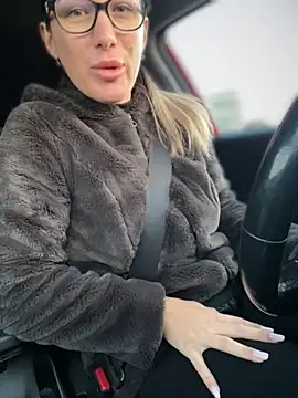 HotXMom online show from September 28, 2025, 4:07 am