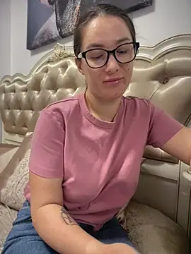 HotXMom online show from June 4, 2026, 5:35 am