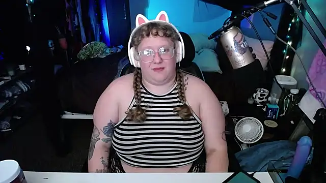 Snapshot of FatVeronica chatting on February 4, 2025, 7:18 am FatVeronica online show from February 4, 2025, 7:18 am