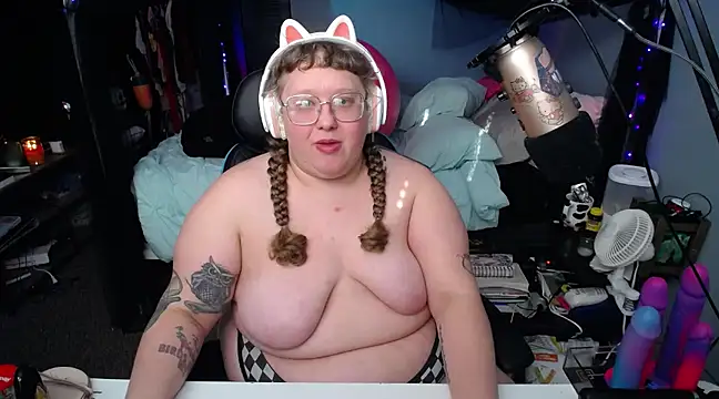 Snapshot of FatVeronica chatting on March 2, 2025, 9:22 pm FatVeronica online show from March 2, 2025, 9:22 pm
