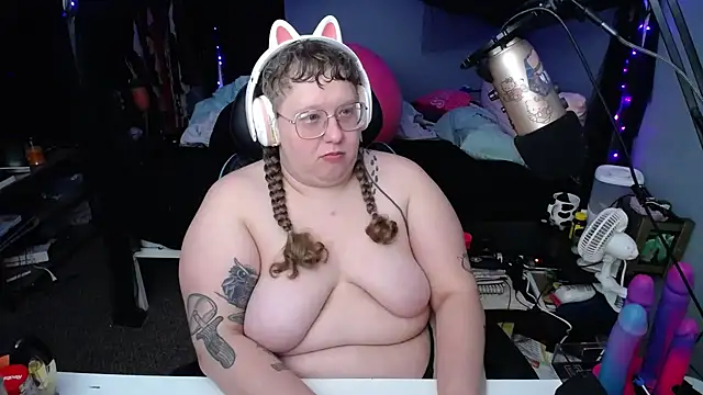 Snapshot of FatVeronica chatting on March 3, 2025, 4:46 pm FatVeronica online show from March 3, 2025, 4:46 pm