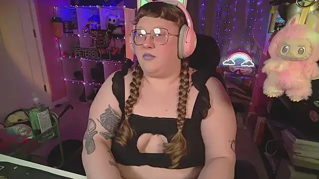 Snapshot of FatVeronica chatting on February 21, 2026, 10:44 pm FatVeronica online show from February 21, 2026, 10:44 pm