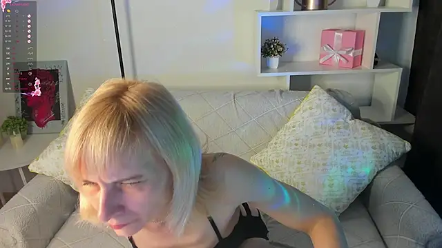 Snapshot of ElzaGlower chatting on October 17, 2025, 2:04 am ElzaGlower online show from October 17, 2025, 2:04 am