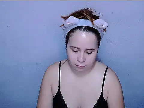 SubLayla01 online show from May 13, 2026, 6:27 pm