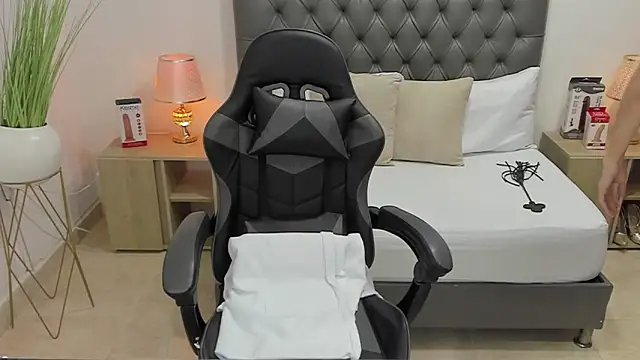 candy summer28 online show from January 29, 2025, 7:22 pm