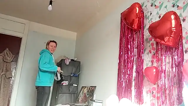 Snapshot of ElenaMaeer chatting on February 11, 2026, 8:41 am ElenaMaeer online show from February 11, 2026, 8:41 am