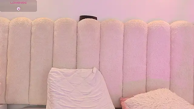 Mia rom11 online show from September 12, 2025, 12:49 pm