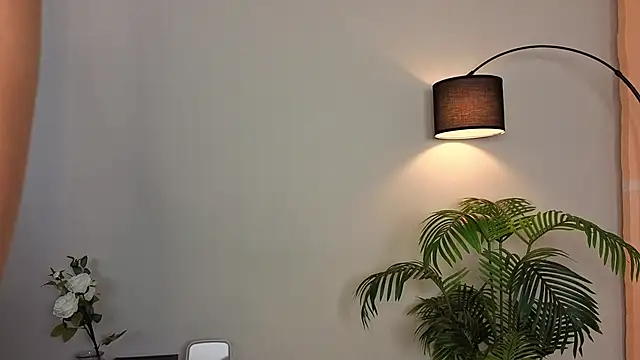 Naomi Girly online show from October 4, 2025, 4:10 am