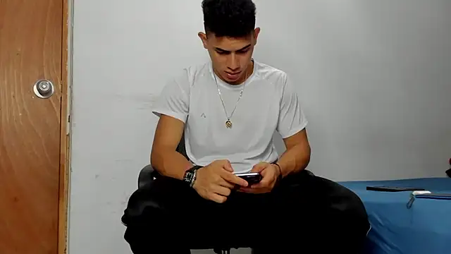 andrew rose  online show from April 8, 2026, 10:54 pm