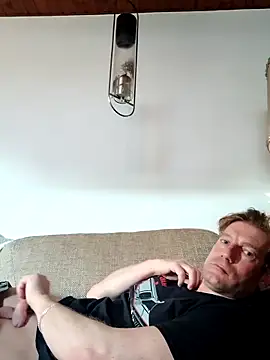 MArciQuarky online show from February 18, 2025, 3:32 pm