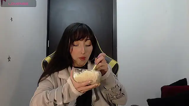 v1cky  online show from October 6, 2025, 11:02 pm