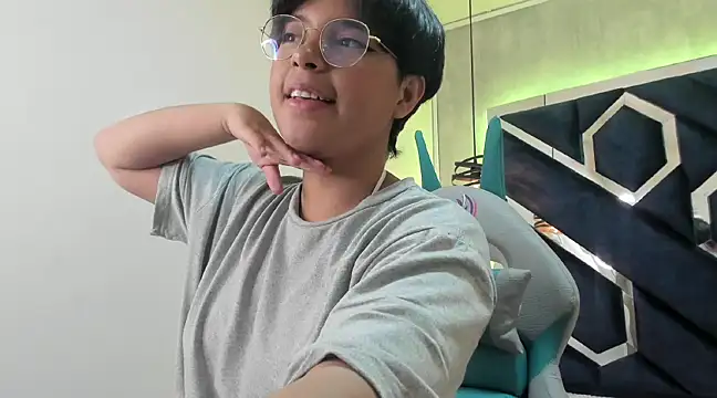 Snapshot of Emmapark_ chatting on February 4, 2025, 6:38 pm Emmapark online show from February 4, 2025, 6:38 pm