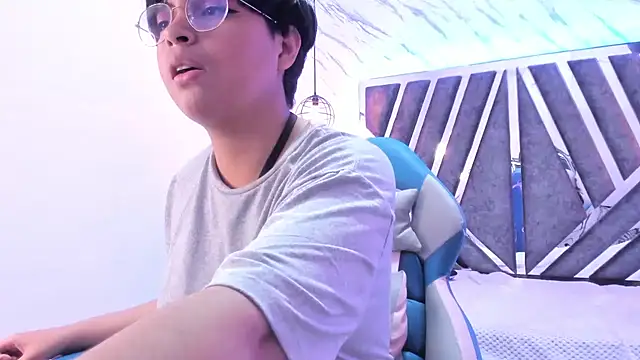 Snapshot of Emmapark_ chatting on February 9, 2025, 12:39 am Emmapark online show from February 9, 2025, 12:39 am