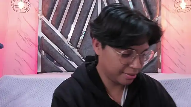 Snapshot of Emmapark_ chatting on February 13, 2025, 1:29 am Emmapark online show from February 13, 2025, 1:29 am