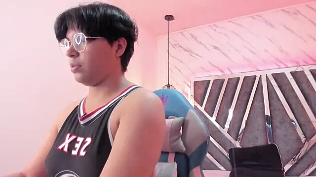 Snapshot of Emmapark_ chatting on February 18, 2025, 6:37 pm Emmapark online show from February 18, 2025, 6:37 pm