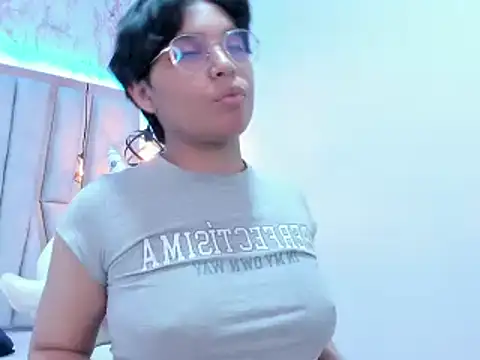 Snapshot of Emmapark_ chatting on February 21, 2025, 6:37 pm Emmapark online show from February 21, 2025, 6:37 pm