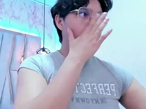 Snapshot of Emmapark_ chatting on February 21, 2025, 9:54 pm Emmapark online show from February 21, 2025, 9:54 pm