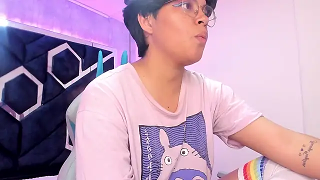 Snapshot of Emmapark_ chatting on February 23, 2025, 11:14 pm Emmapark online show from February 23, 2025, 11:14 pm