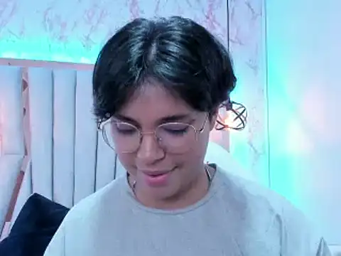 Snapshot of Emmapark_ chatting on February 24, 2025, 9:41 pm Emmapark online show from February 24, 2025, 9:41 pm