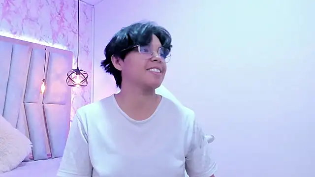 Snapshot of Emmapark_ chatting on March 8, 2025, 6:05 pm Emmapark online show from March 8, 2025, 6:05 pm