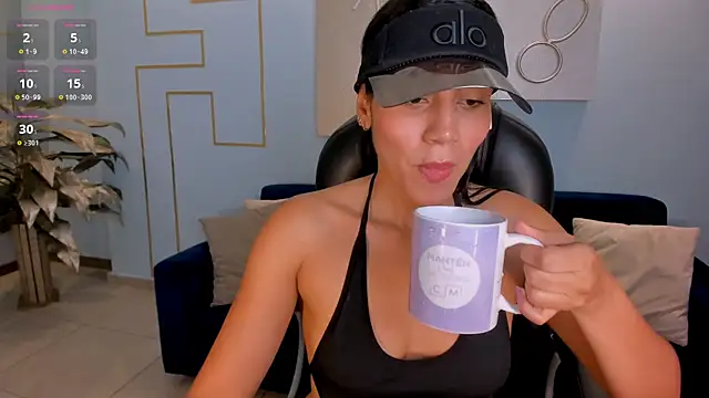 CharlotteCox  online show from February 10, 2025, 3:32 pm