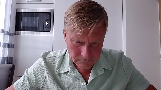 Snapshot of johnnym1 chatting on September 25, 2025, 10:41 am johnnym1 online show from September 25, 2025, 10:41 am