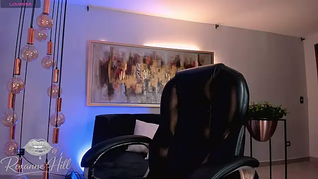 RoxanneHill  online show from March 5, 2026, 12:01 pm