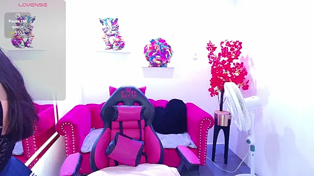 Miss dolly  online show from April 16, 2026, 12:28 pm