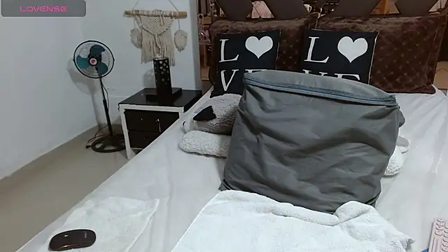 lindaesmeralda online show from February 21, 2025, 11:22 am