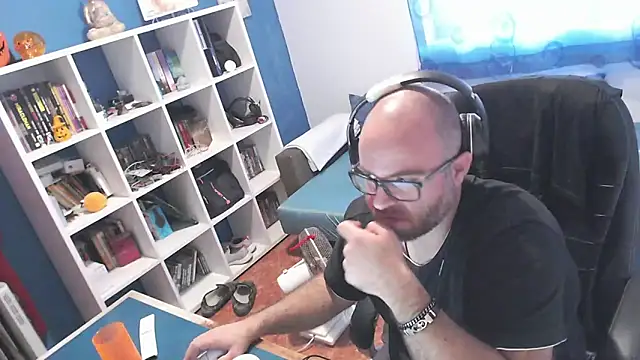 ravingr4d4 online show from October 20, 2025, 9:32 am