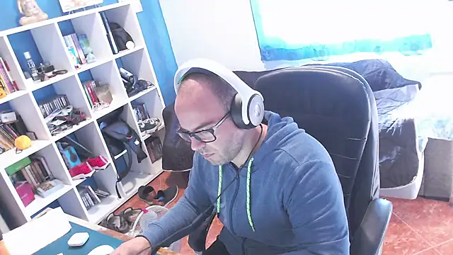 ravingr4d4 online show from November 3, 2025, 9:21 am