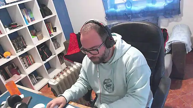 ravingr4d4 online show from December 2, 2025, 12:21 pm